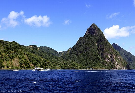 Blick über Bucht von Soufrière und Pitons, St. Lucia