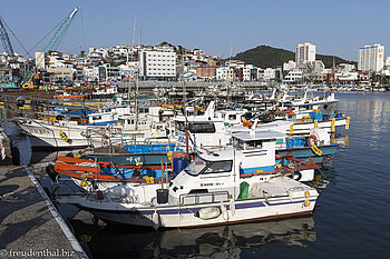 Fischerboote beim Hafen Gangguan