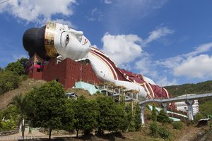 Win Sein Taw Ya - ein gewaltiges Buddha-Bauwerk in der Landschaft