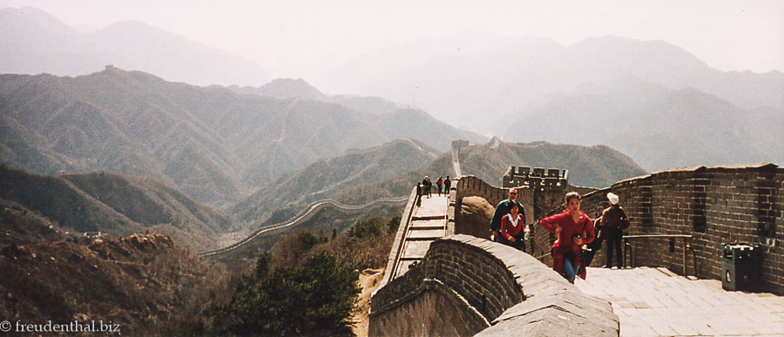 Besucher auf der Chinesischen Mauer bei Badaling in China