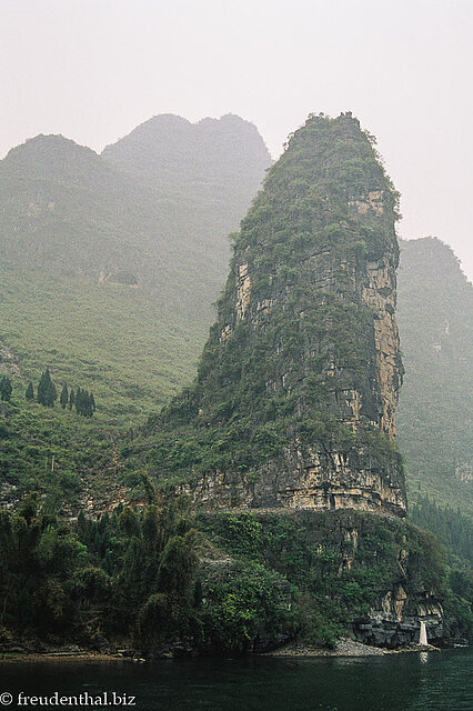 Karstkegel am Ufer des Lijiang