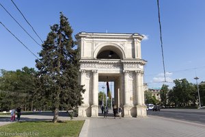der Triumphbogen am Kathedralenplatz von Chisinau