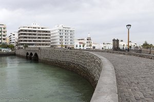 Hafenmauern an der Bahia de Arrecife