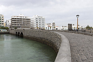 Hafenmauern an der Bahia de Arrecife