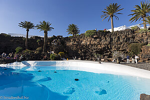 Der blaue Himmel spiegelt sich im blütenweiß getünchten Swimmingpool