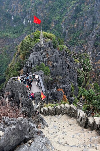 steile Treppen führen zum Liegenden Drachen auf dem Aussichtsberg Hang Múa