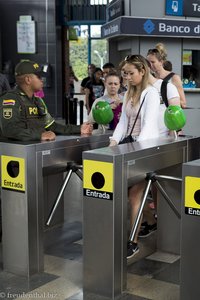 Fahrkartenkontrolle in der Metro von Medellín.