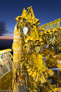 Glocken beim Goldenen Felsen von Kyaiktiyo