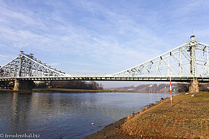 Blick vom Elbufer zum Blauen Wunder von Dresden