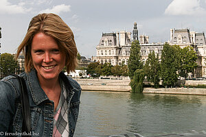 Annette vor der Seine und dem Hôtel de Ville