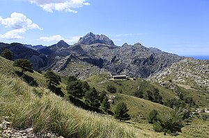 verlassene Polizeikaserne und der Puig Major im Hintergrund