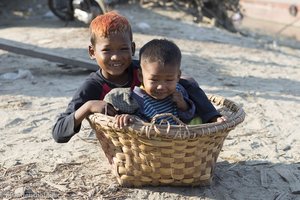 Kinder beim Spielen im Dorf am Irrawaddy bei Mandalay