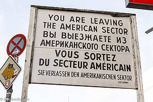 historisches Hinweisschild am Checkpoint Charlie