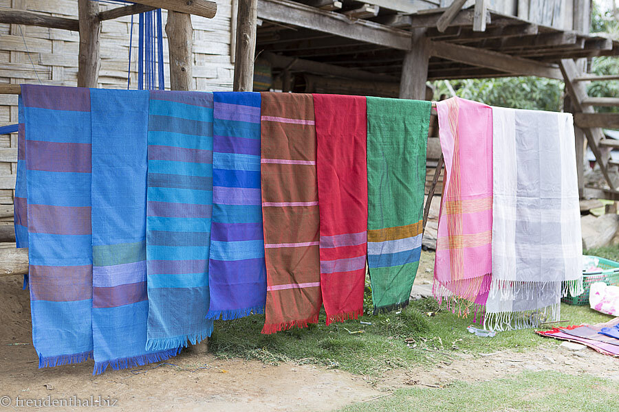 typische Schals im Dorf der Lao Loum am Mekong