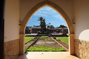 Blick durch das Eingangstor - Kloster Agios Nikolaos