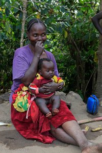 Ari-Frau mit Baby bei Jinka - Äthiopien.