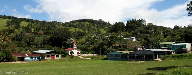 Kirche und Fußballplatz gehören in Costa Rica in vielen Orten zusammen