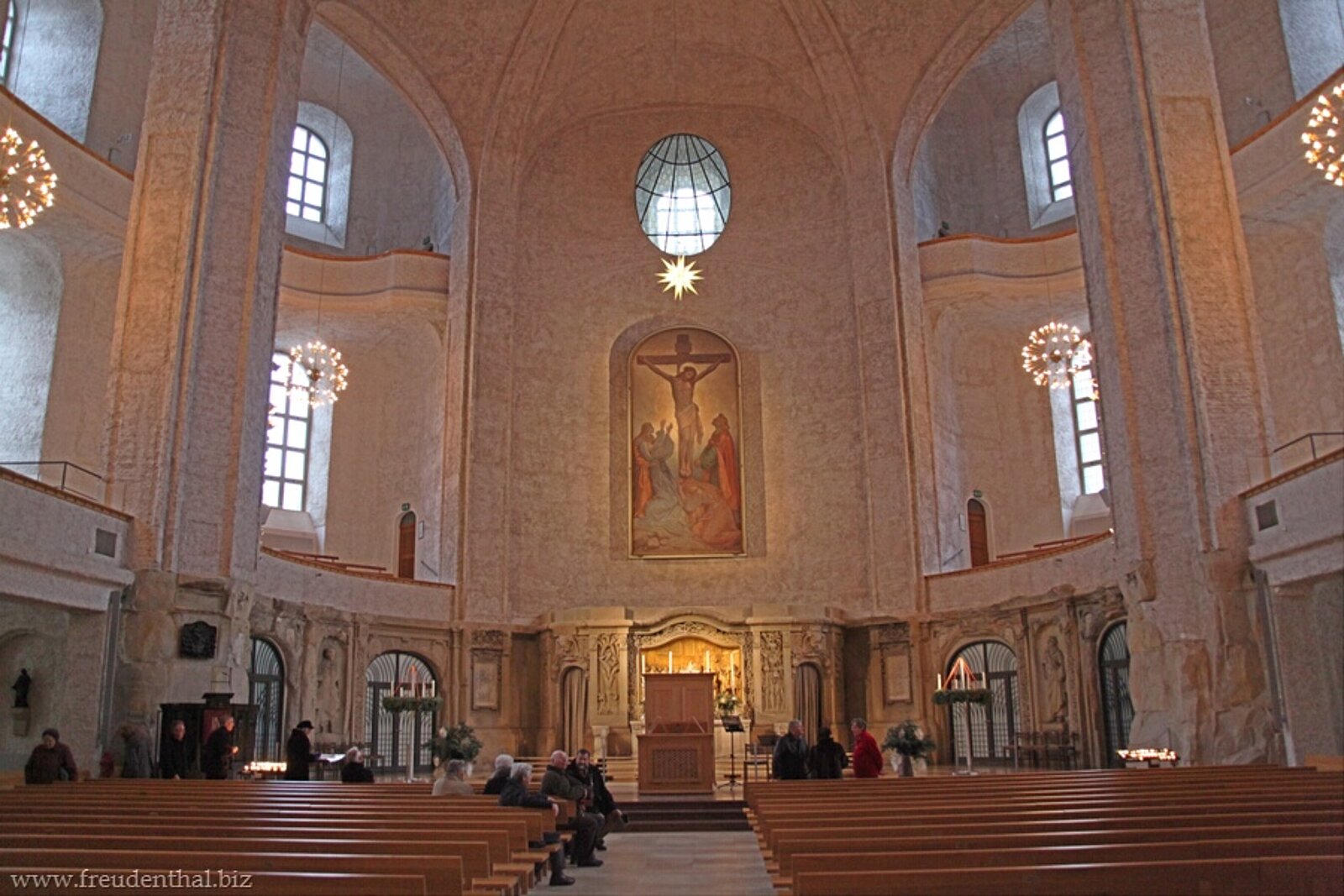 Bick in den prächtigen Innenraum der Kreuzkirche von Dresden