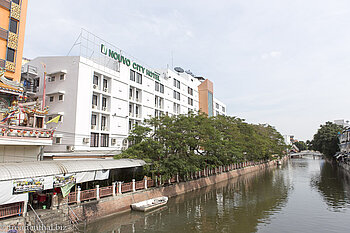 Hotelgebäude Nuovo City Hotel Bangkok am Klong