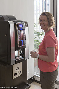 Anne am Kaffeeautomat im Hotel BH Bicentenario in Bogota