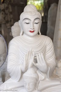 fertige Buddhafigur im Viertel der Steinmetze von Mandalay
