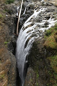 das Wasser verschwindet in einer Spalte - Englishman River Falls