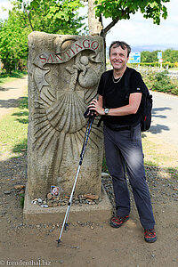 Lars beim Eingangsstein Santiago de Compostela