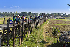 Seitenansicht der U-Bein-Brücke aus Teakholz