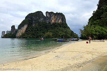 Strand, der zwei Inseln bei Ko Phak Bia fast miteinander verbindet.