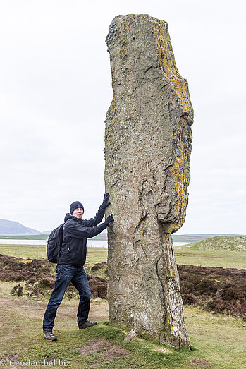 ob der wohl umfällt? - Lars beim Ring of Brodgar