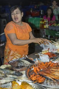 Fischspieße vom Grill auf dem Nachtmarkt von Mawlamyaing