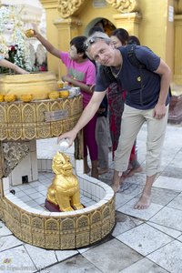 Lars und sein Dienstagslöwe in der Shwedagon-Pagode