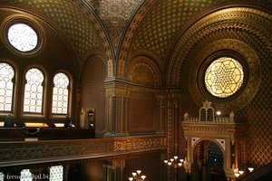 Spanische Synagoge und kunstvoll gestaltete Bögen