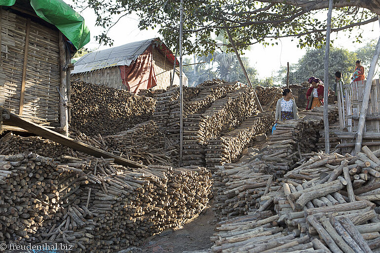 Holzstapel im Dorf am Irrawaddy