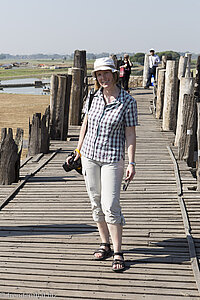 Anne auf der U-Bein-Brücke bei Amarapura