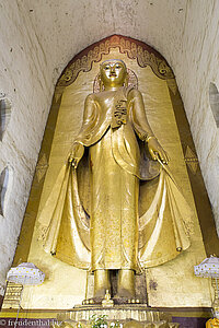 Buddha-Figur im Ananda Tempel von Bagan