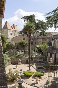 Blick in die Hintergärten von den Wehrgängen von Carcassonne