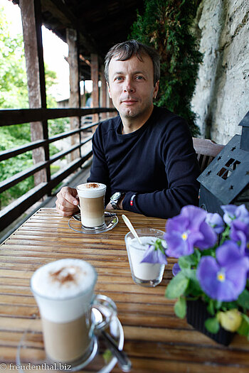 Lars genießt seinen Caffè Latte im Café Neitsitorn in Tallinn