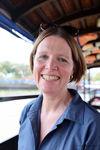 Annette bei ihrer Sampan-Fahrt auf dem Mekong