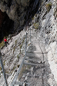 gesicherter Bergweg hoch zum Gipfel