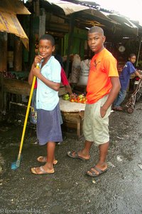 Jungs auf dem Markt in Santo Domingo