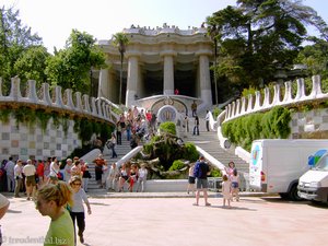 Blick auf die Treppe und Säulenhalle des Parks