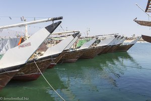 Fischerboote im Hafen von Mirbat im Oman