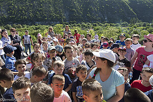 Schüler beim Eingang zum Höhlenkloster von Butuceni in Moldawien