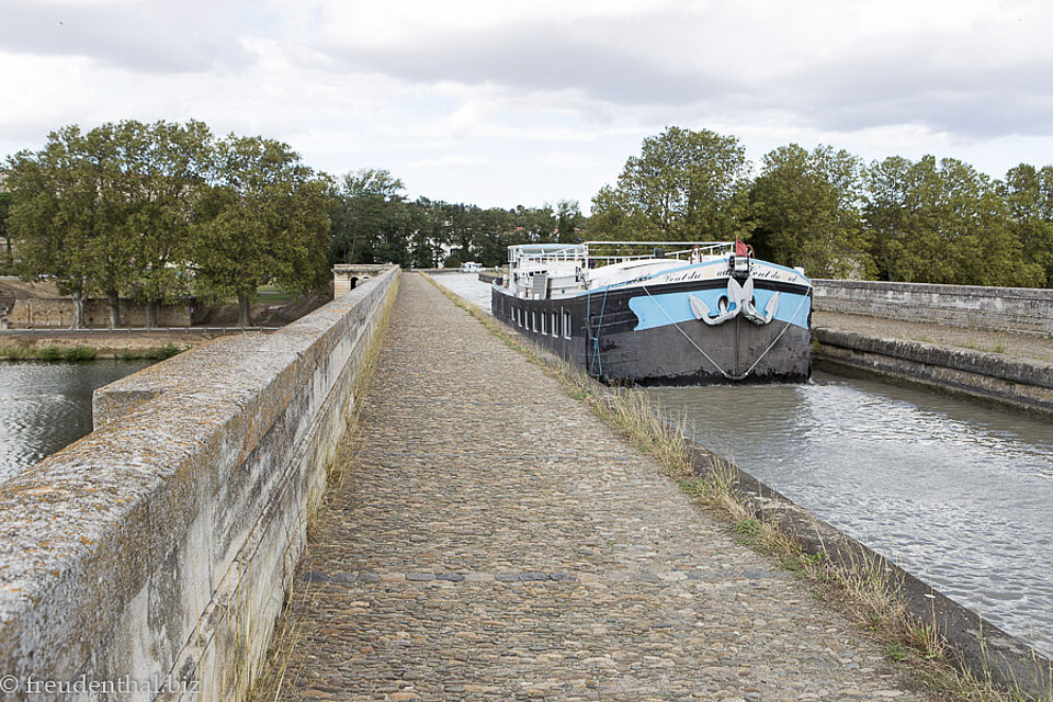 auf dem Aquädukt des Canal du Midi bei Béziers in Aquitaine