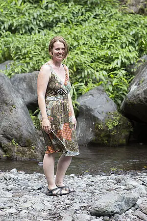 Anne beim Strand vor dem Grand Galet auf La Réunion