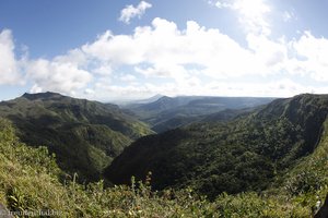 Black River Gorges Nationalpark mit fast blauem Himmel