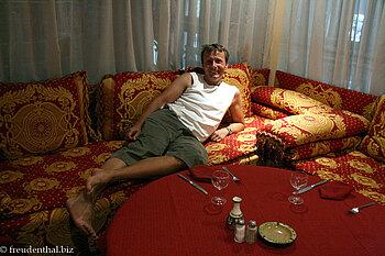 Lars beim Abendessen im Hotel Tghat in Fès