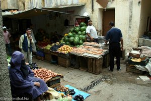 Obsthändler im hinteren Bereich der Medina von Meknès