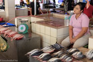 Fischverkäuferin im Wet Market in Serian
